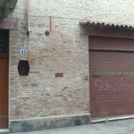 Centro Storico Via Scienze 费拉拉